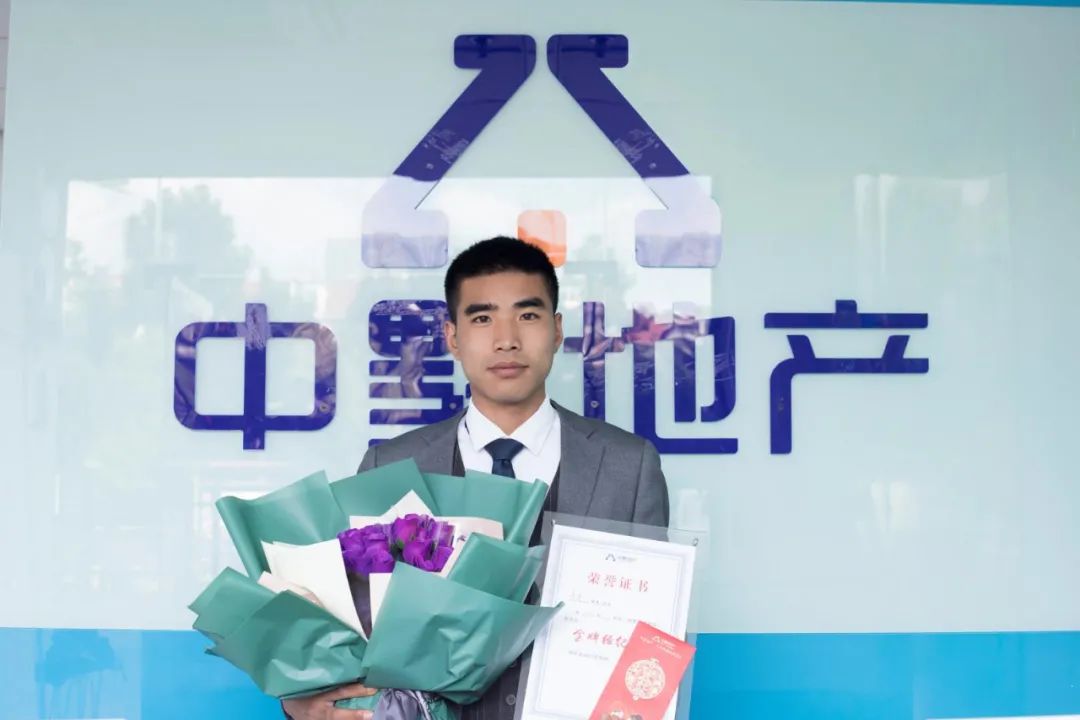 金融之星，在平凡中闪耀光芒。