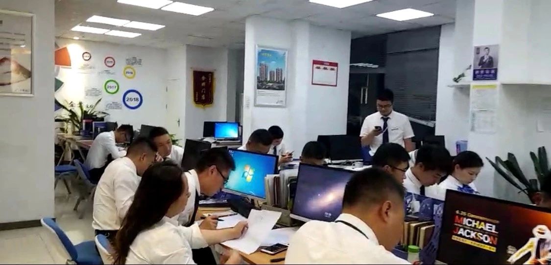 深夜十点的房产经纪人在做什么？